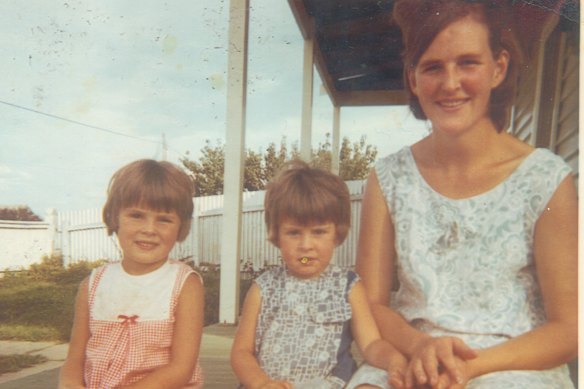 Smiling assassin: Lorraine Moss with daughters Tracey (left) and Colleen.