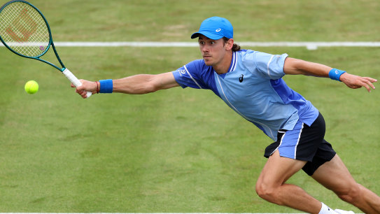 Alex de Minaur had a surprise first-round loss at the Queen’s club championships.