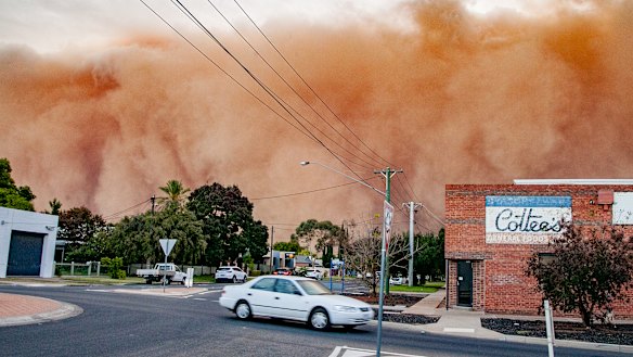 The dust storm hits Mildura.