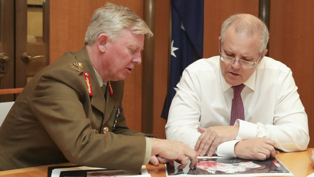 Drought response co-ordinator Major-General Stephen Day briefs Prime Minister Scott Morrison.