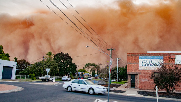 The dust storm hits Mildura.