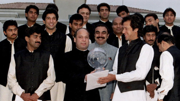 Imran Khan offers the World Cup to the prime minister of Pakistan Nawaz Sharif in 1992.