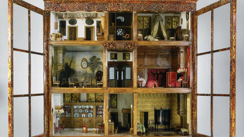 Antique on sale dolls house