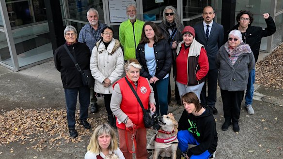 Heidelberg West rallies against council plan to close its run-down pool