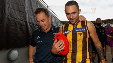 Alastair Clarkson and Shaun Burgoyne leave the MCG for the last time in the Hawthorn colors. 