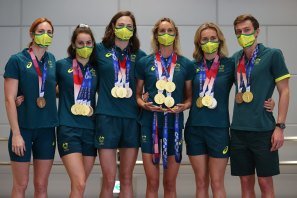 Tokyo medallists Emily Seebohm, Kaylee McKeown, Cate Campbell, Emma McKeon, Ariarne Titmus and Izaac Stubblety-Cook pose with their medals.