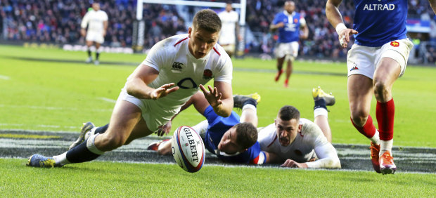 England's Owen Farrell scores his side's fifth try against France at Twickenham on Sunday.