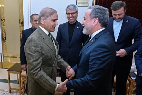 In questa foto pubblicata dall'ufficio del primo ministro pakistano, il primo ministro Shehbaz Sharif (a sinistra) saluta il ministro degli Esteri iraniano Abbas Araghchi prima del loro incontro a Islamabad questo fine settimana.