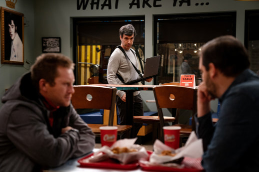 In the comedy series, Fielder leads participants through a simulation of a difficult moment in their lives.
