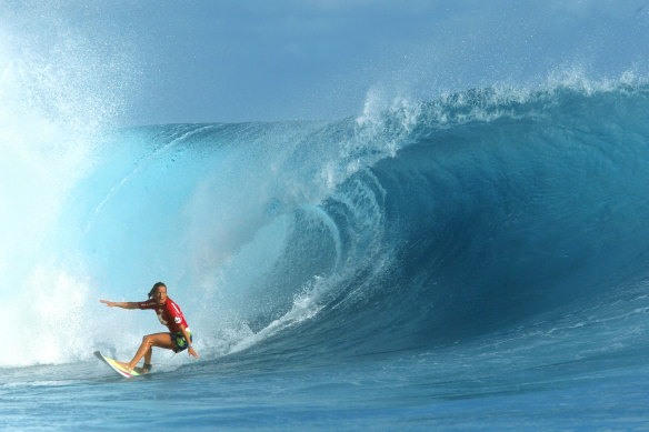Layne Beachley at the Billabong Pro Teahupo'o in 2002 before hitting the coral reef.