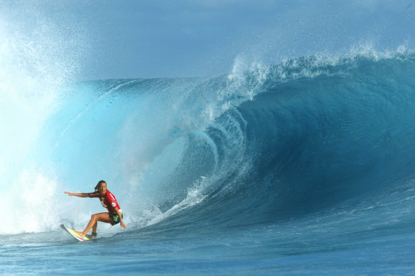 Layne Beachley at the Billabong Pro Teahupo'o in 2002 before hitting the coral reef.