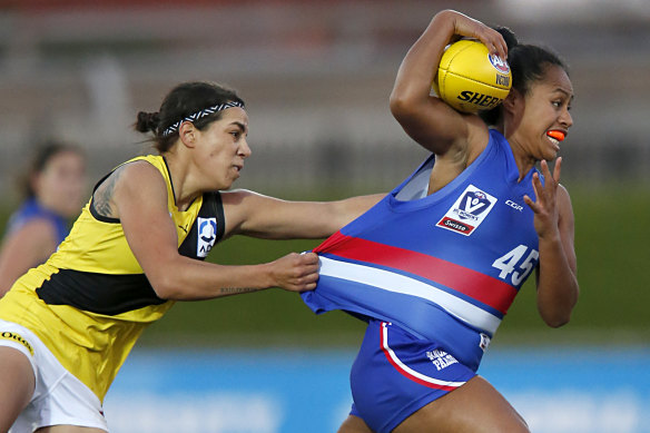 Vaomua Laloifi, right, playing for the Bulldogs in the VFLW last year. 