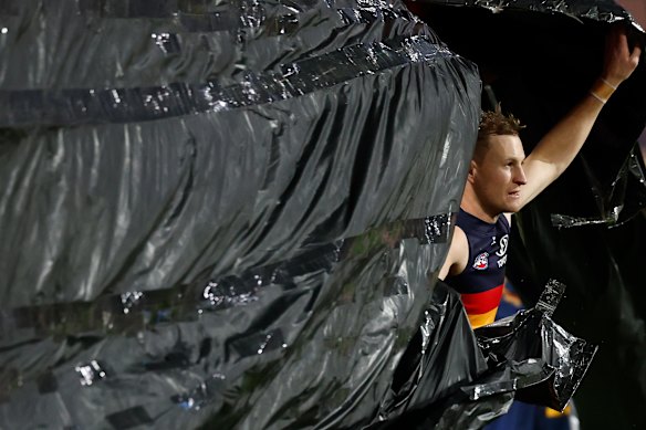 Jordan Dawson of the Crows runs through the banner.
