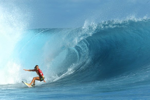 Layne Beachley enfrenta a famosa fuga de Teahupo'o no Taiti em 2002.
