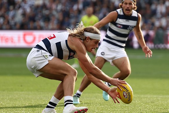 Bailey Smith of the Cats gathers the ball.