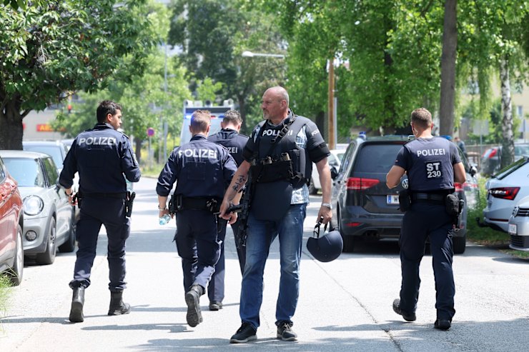 Police at the ⁤scene of the school shooting in Graz, Austria
