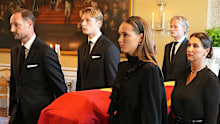 King Haakon VIII carried his father’s coffin through the Royal Palace in Oslo to the Royal Chapel, accompanied by the late King Harald V’s daughter Princess Martha Louise, Crown Princess Ingrid Alexandra and Marius Borg Høiby (back, right).