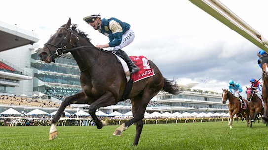 Hitotsu leads the field. 