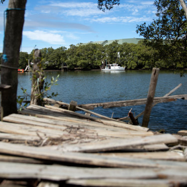 Small boats now moor in the section of Bulimba Creek known as Aquarium Passage, which reflects the area’s history. Queensland’s first theme park, the Queensport Aquarium, opened in August 1889 but closed a few years later after flooding.