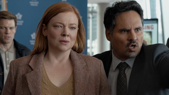 Sarah Snook as Marissa, Michael Peña as Detective Alcaras, and Jake Lacy as Peter (background).
