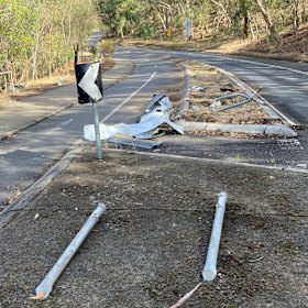 Danos a sinais de trânsito e detritos no Yarra Boulevard em março de 2025.