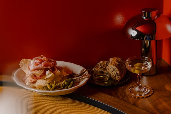 Jamon iberico con patatas (plate of Iberico ham with crisp potatoes)