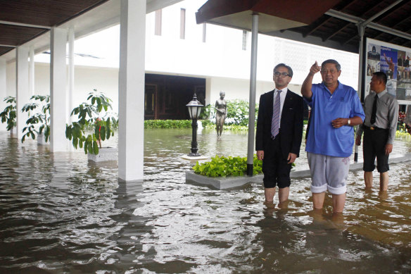 Then Indonesian President Susilo Bambang Yudhoyono, and Foreign Minister Marty Natalegawa, left, inspect the flooded palace in Jakarta in January 2013.