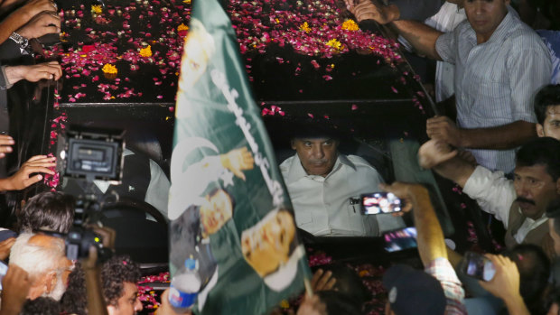 Ousted Pakistan PM Sharif freed from jail