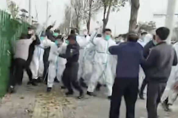 Güvenlik personeli, Zhengzhou'daki bir Foxconn fabrikasında protesto sırasında bir adama saldırdı.