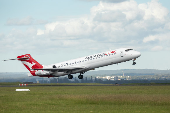 Qantas will replace its Boeing 717s with Airbus A220s.