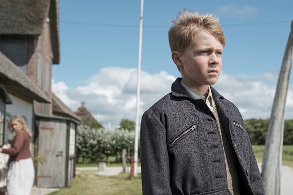 Jasper Billerbeck as Nanning, who spends his days exploring sand dunes on a North Sea island as World War II draws to a close. 