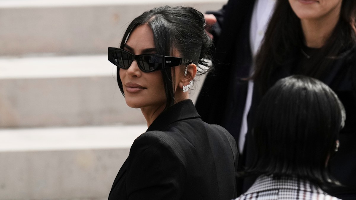 Paris Court Awards Kim Kardashian €1 After 2016 Robbery