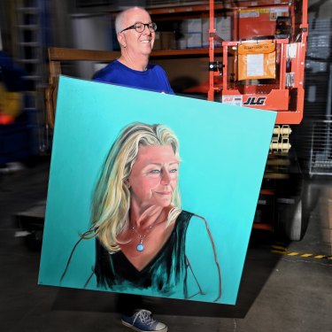 L'artiste John Klein livre son portrait de l'actrice Tina Bursill à la galerie d'art du quai de chargement de NSW cette semaine.