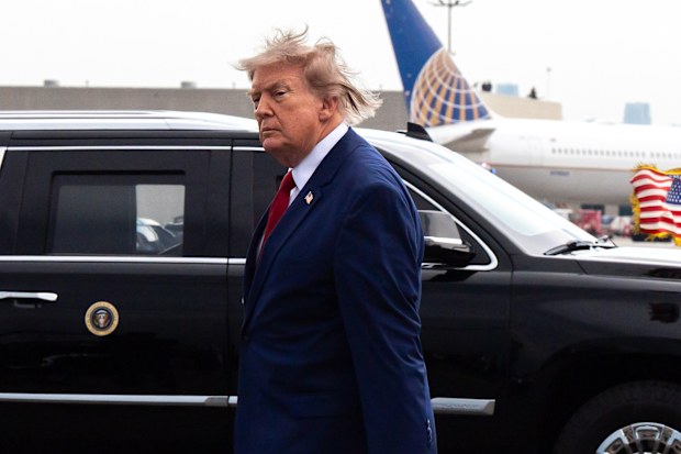 Donald Trump, Balo Salonu inşaatı için Doğu Kanadı yıktı.