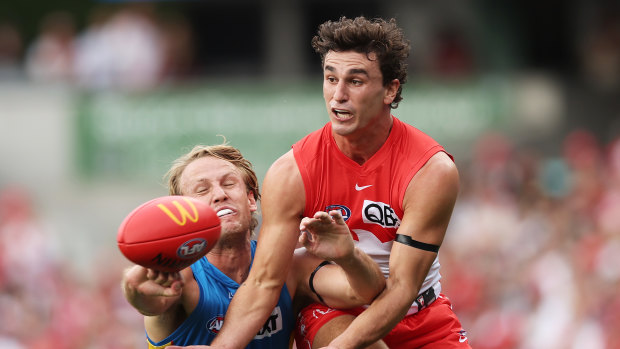 Sam Wicks of the Swans competes for the ball against Jack Lukosius of the Suns 