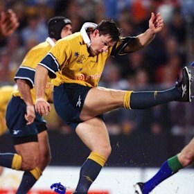 Matt Burke kicking a goal in 2008.