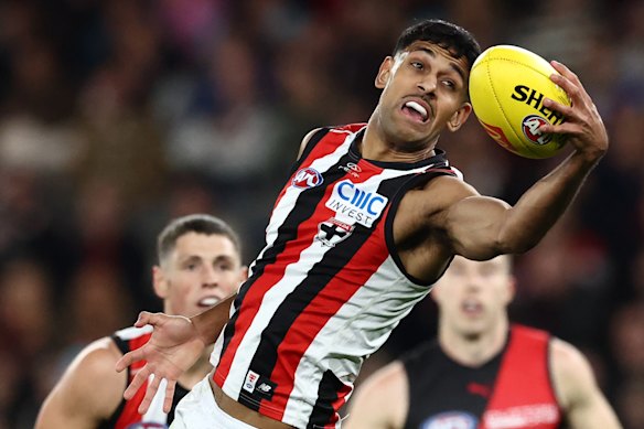 Nasiah Wanganeen-Milera do Saints marca a bola.
