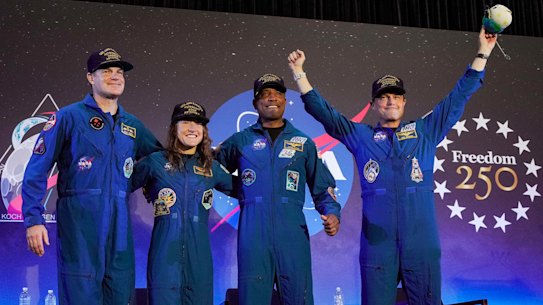 Da sinistra, Jeremy Hansen, Christina Koch, Victor Glover e Reid Wiseman, l'equipaggio di Artemis II, vengono accolti sul palco durante una conferenza stampa dopo la loro missione in orbita attorno alla luna, a Houston, sabato 11 aprile 2026. (Raquel Natalicchio/Houston Chronicle via AP)