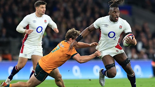 LONDON, ENGLAND - NOVEMBER 13: Maro Itoje of England is tackled by Michael Hooper of Australia during the Autumn Nations Series match between England and Australia at Twickenham Stadium on November 13, 2021 in London, England. (Photo by David Rogers/Getty Images)