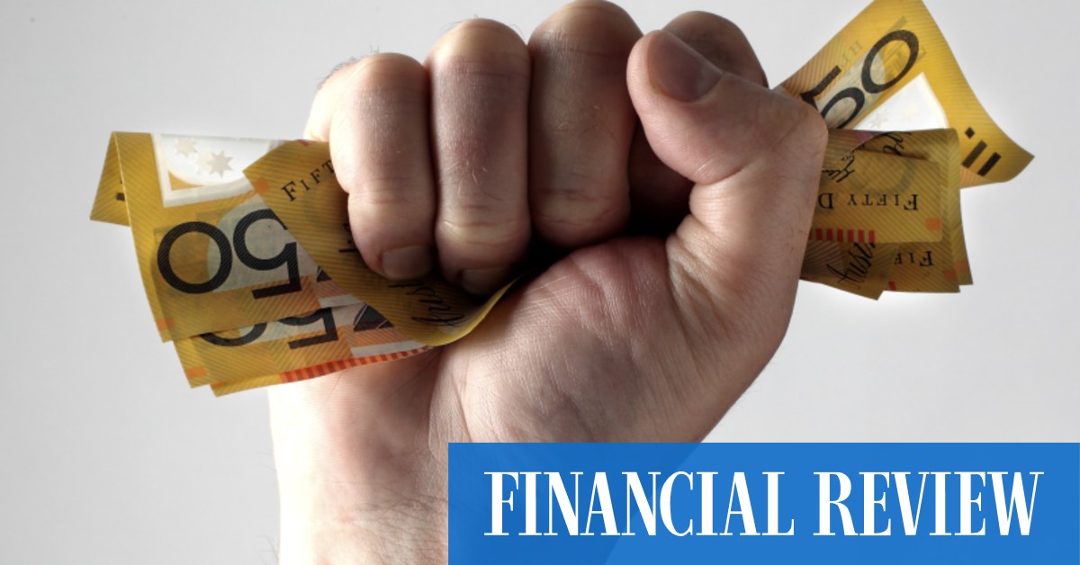 Este mai probabil ca membrul familiei să vă fure economiile