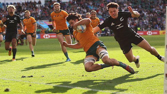 Paterson scores his third try to seal a golden point win for Australia in the Cup final of the London Sevens.