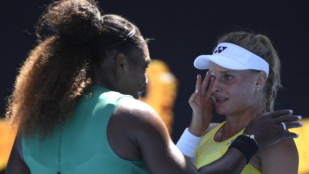 Serena Williams consoles Ukraine's Dayana Yastremska.