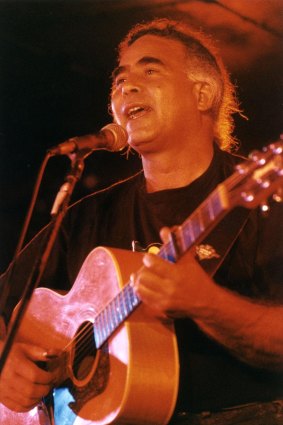 Kev Carmody performing in 1993.