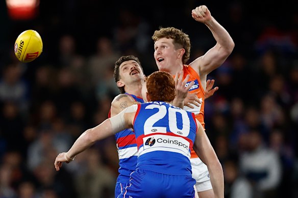 Tom Green of the Giants and Tom Liberatore of the Bulldogs in action.