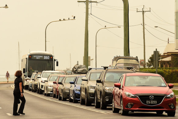 Huge queues are facing motorists trying to get fuel from Batemans Bay and drive on to safer areas.