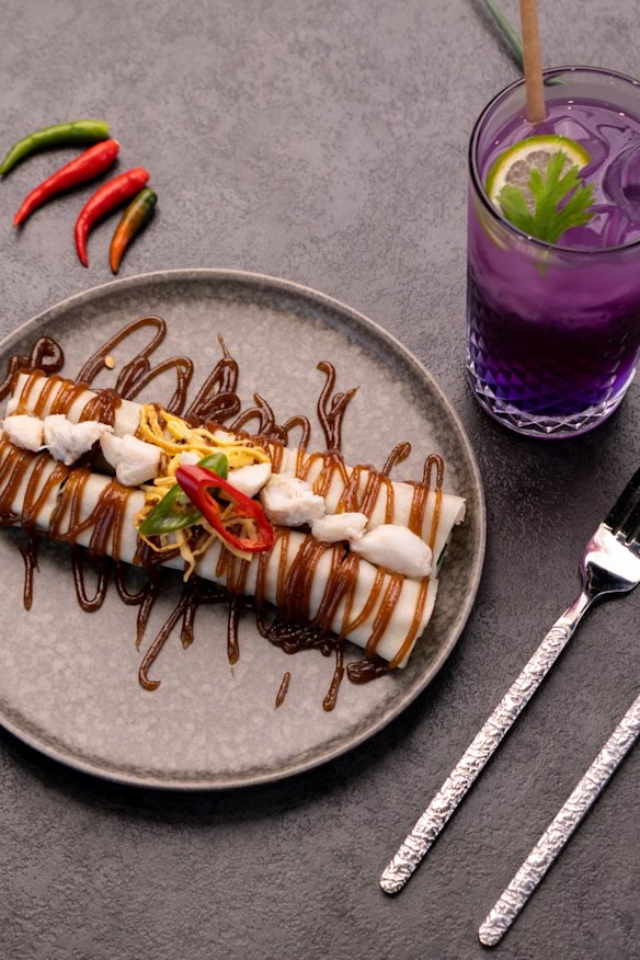Por pia sot pu (fresh spring roll) with butterfly pea and lime juice.