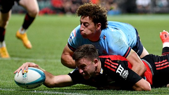 Fergus Burke scores a try.