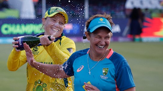 Alyssa Healy gives Nitschke a spray after Australia won the 2023 T20 World Cup. This year they were knocked out in the semis. 