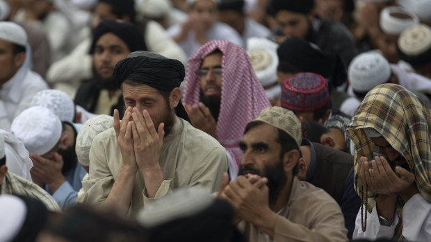 Supporters of Pakistani religious party Jamiat Ulema-e-Islam pray during a rally to condemn Asia Bibi's acquittal.