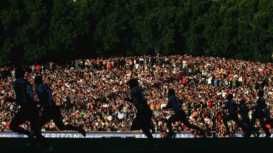 The Leichhardt Oval hill at full capacity.
